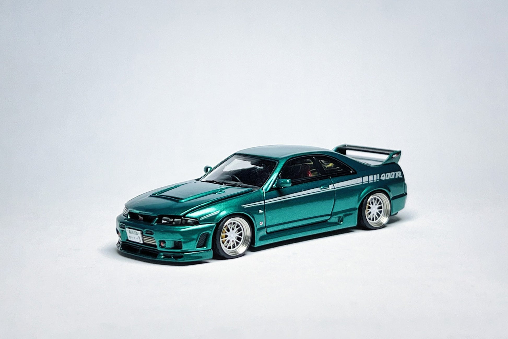 Custom 1:64 Nissan Skyline GT-R R33 400R green diecast model with visible decal markings
