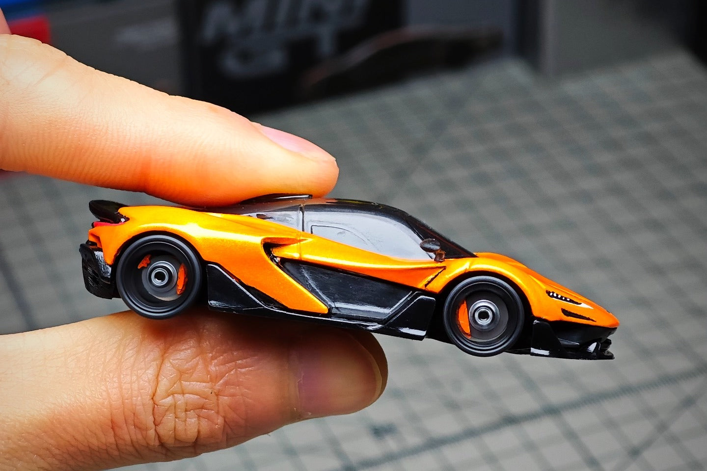 1:64 Hot Wheels McLaren W1 custom diecast model with dynamic wheels