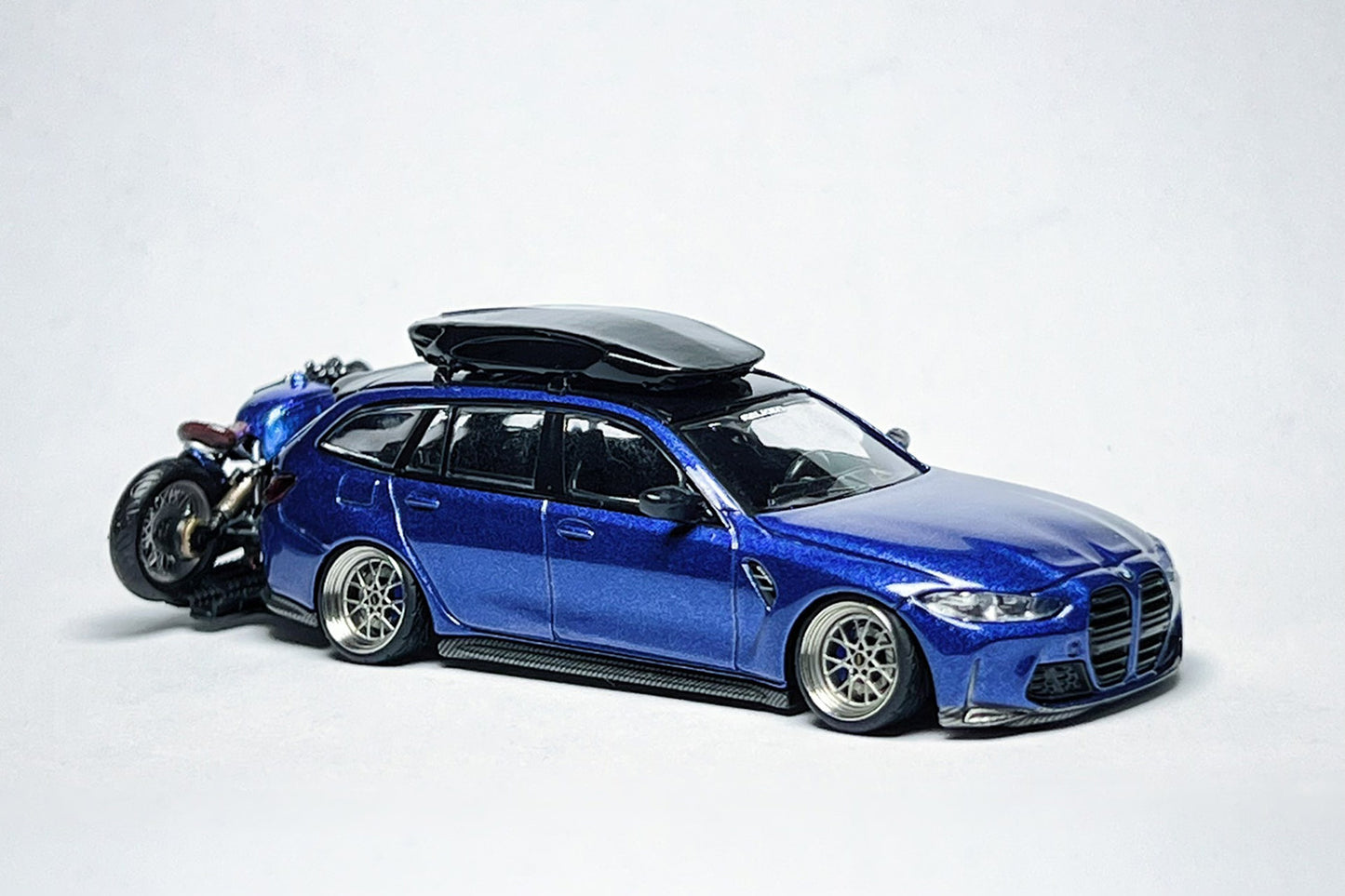 Custom 1:64 BMW M3 Touring 1090 diecast model with roof cargo box