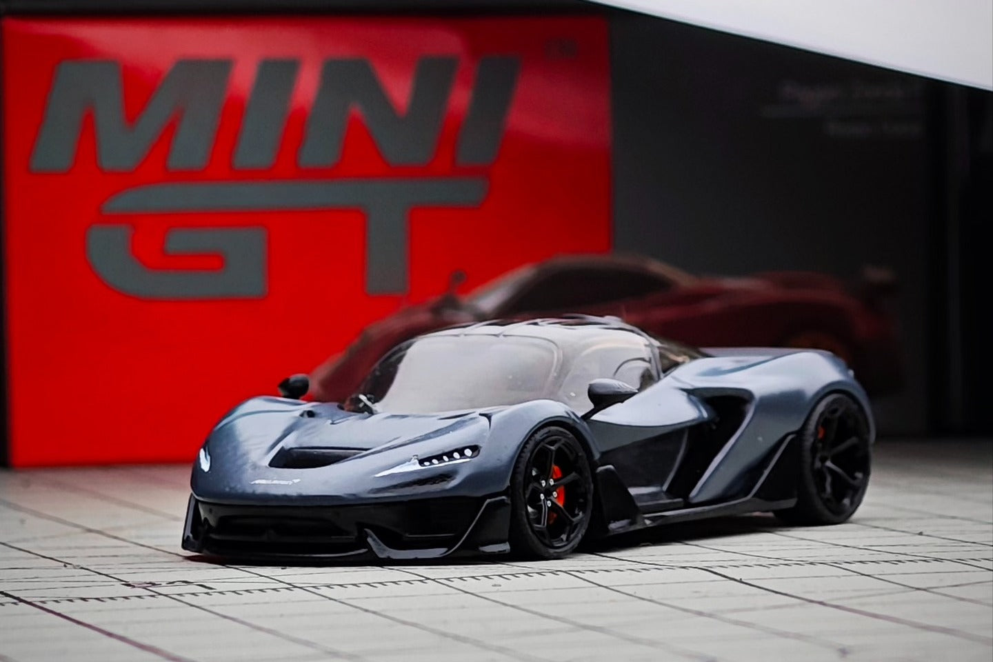 1:64 Hot Wheels McLaren W1 diecast model with dynamic wheels and detailed body styling
