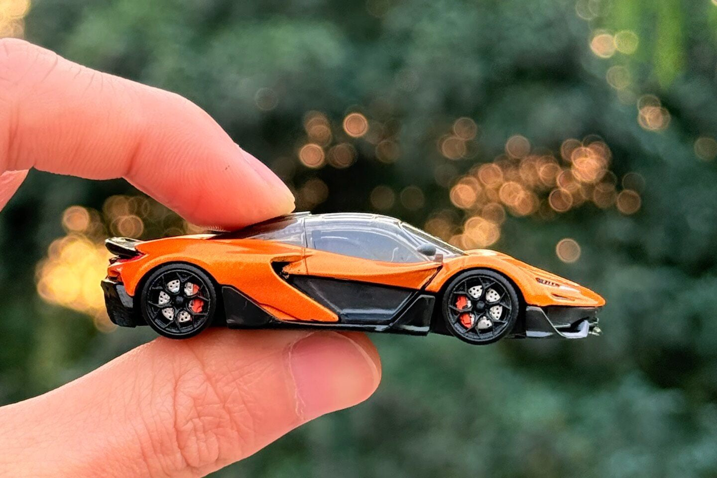 Custom 1:64 McLaren W1 diecast model with dynamic wheels